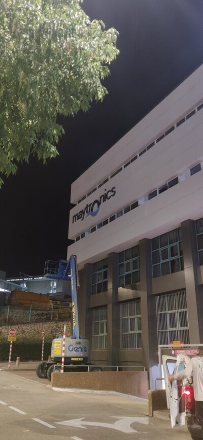 Ночной монтаж фасадной вывески