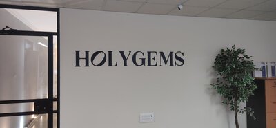 Корпоративный стиль в интерьере: крупная надпись на стене холла