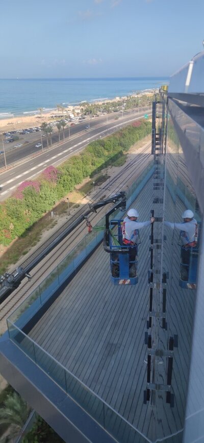 Монтаж рекламы на высотных объектах в Израиле