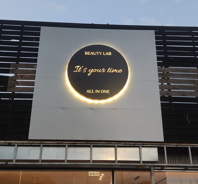 Круглая вывеска для салона красоты