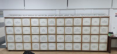 Информационный стенд с ячейками