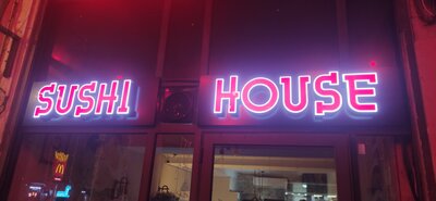 Неоновая вывеска суши-бара